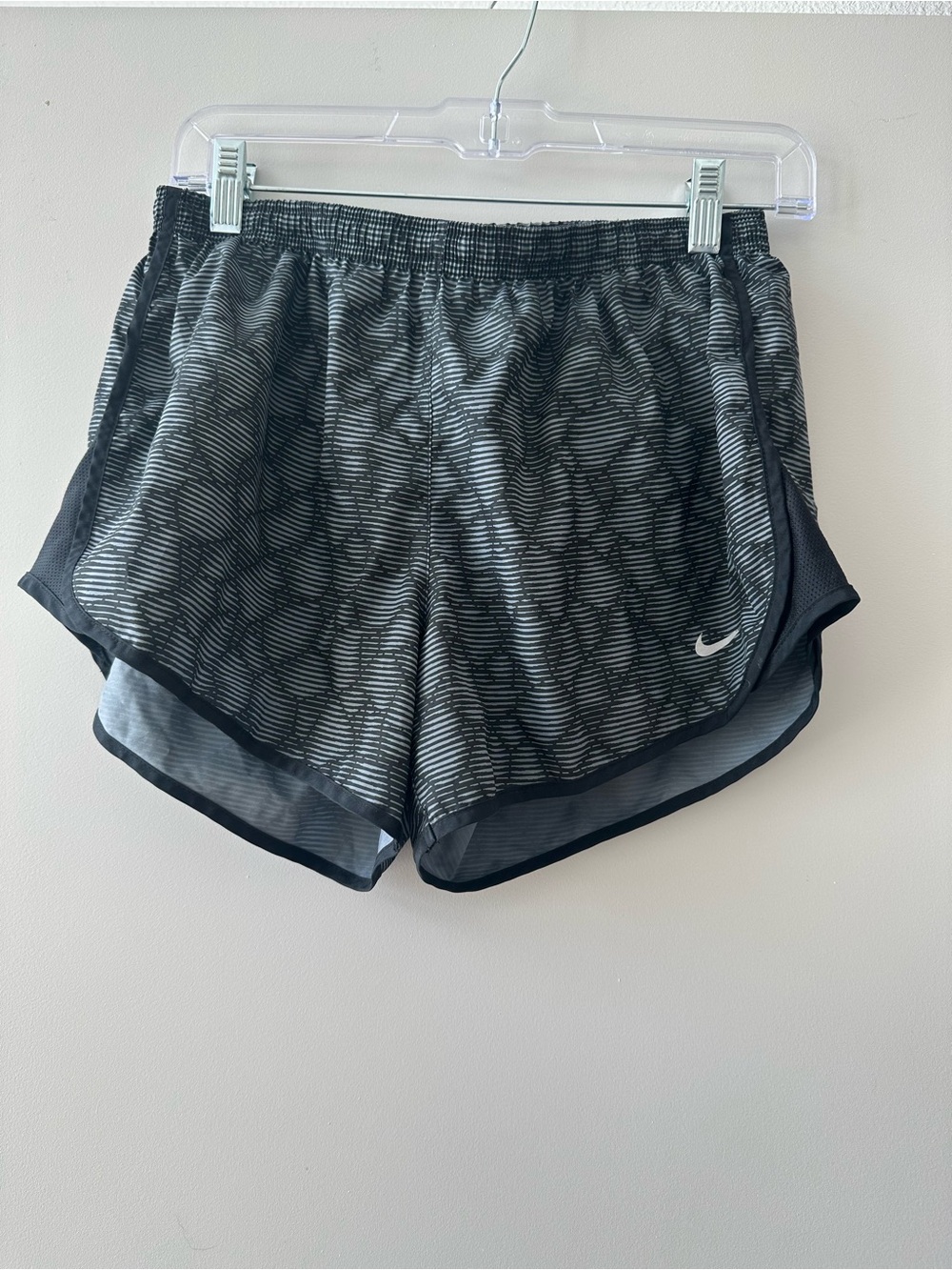 Nike Women's Black & Gray Patterned Athletic Shorts